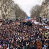 フランスでゼネスト突入　全土で350万人が街頭デモ　年金改革法案の撤回求め無期限ストも　“社会支えているのは労働者だ”