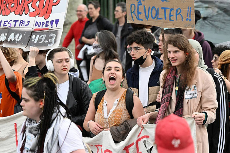 フランス規制当局、反競争的行為でアップルに12億ドルの罰金